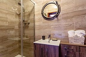 Bramble Cottage - ensuite shower room in double bedroom