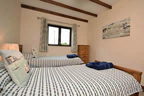 Bramble Cottage - twin bedroom with 3ft beds