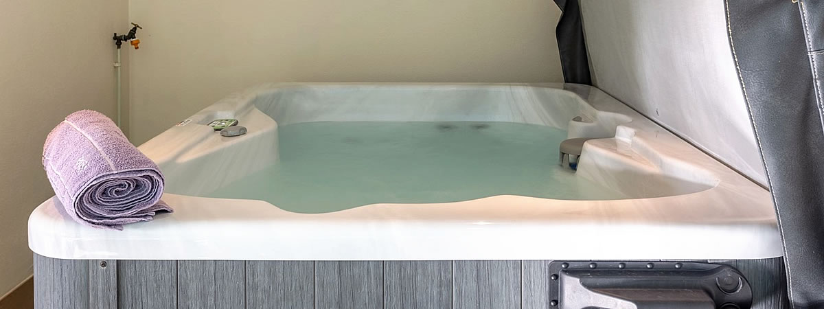 Shared hot tub at Lower Pencubitt Holiday Cottages